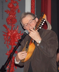 Jean-Luc, avec un magnifique charango bolivien en provenance de La Paz