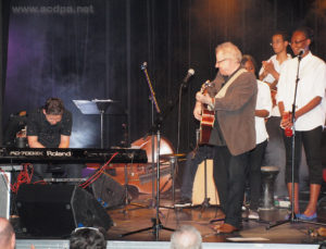 Présentation des musiciens et chanteurs : Arthur... saluant (au piano), Jean-Luc, (Évidaly), Alexandre et Bénédicte