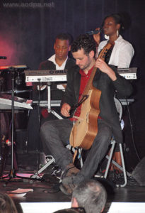 Tuintim, Jérémy (guitarviol) et Adrienne. Le guitarviol est un instrument récent (2008), qui copie l'arpeggione; il est fabriqué à Los Angeles.