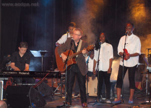 Fin de spectacle avec «Les Rêves d'Avenir» : Arthur, Alexandre, Jean-Luc, (Grace), Évidaly et Bénédicte