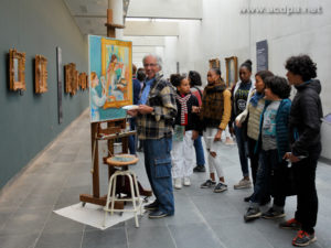 Les "Teenager" en admiration devant le travail d'un peintre...