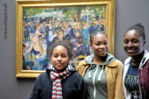 Devant le tableau de Auguste Renoir ("Bal du moulin de la Galette") : Laetitia, Sindy et Macathia