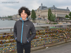 Léo, sur la passerelle Léopold-Sédar-Senghor, entre le musée de l'Orangerie et le Musée d'Orsay (sur la droite)