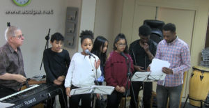 (Jean-Luc) Ryan, Laetitia, Ines, Eva, Mickael et Youssouf chantent : «On ne dit jamais assez»