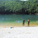 Les «Teenager» à Arnac : Michael et Jamescy hésitent... l'eau du lac semble froide !