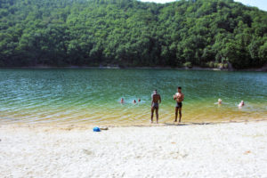 Les «Teenager» à Arnac : Michael et Jamescy hésitent... l'eau du lac semble froide !
