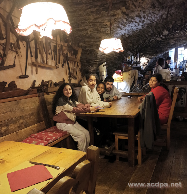 Sélina, Saloua, Hanane, Volkan et Rim à Pontechianale, dans le restaurant Troglodyte, où nous buvons un super et très spécial chocolat chaud