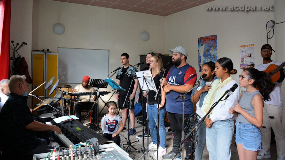 Jean-Luc au piano (... masquant Grace, aux claviers), Tuintim à la batterie, Alexandre à la guitare (en arrière), Hugo, Killian, Melissa, Volkan, et les petites, Cloé, Hanane, Saloua et Sélina @Cindy FORESTAL