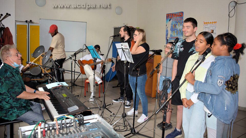 Jean-Luc au piano (... masquant Grace, aux claviers), Tuintim à la batterie, Alexandre à la guitare, Killian, Mélissa, Sélina, Hugo, Saloua et Hanane @Cindy FORESTAL