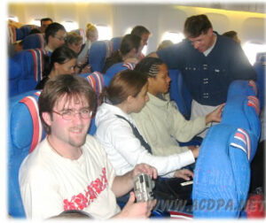 Dans l’avion : Julien, Narimel, Maéva et Jean-Luc