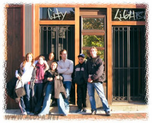 Devant l’immeuble du Boston City Lights (studio, danse et musique) : Narimel, Delphine, Sihem, Maeva, Laurent (notre technicien), Davy et Aristide