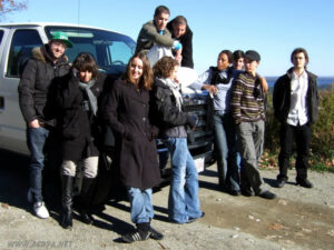 François, Braun, Samantha, Myriam, Milène, Christophe, Greg, Sébastien et Erwan, devant le lac de Belgrade... ou plutôt "sur" le van