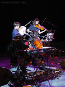 Jean-Luc Salmon, accompagné par les musiciens du Boston City Lights : Juna, Jiro et Kento