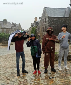 Locronan, le 31 Juillet 2023, loin de la canicule, mais avec le sourire : Medi, Naël, Vince et Riyad