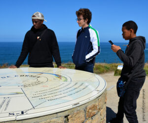 Vince, Médi et Nael, devant la table d'orientation à la Pointe de Corsen... la pointe la plus avancée vers la mer en France (et non pas la Pointe du Raz, comme on le croit souvent !!)