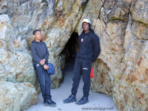 Naël et Vince devant les grottes des plages de Ruscumunoc, vers la Pointe de Corsen
