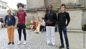 Devant la Cathédrale de Quimper, cheveux aux vents... et harpe celtique en arrière-plan