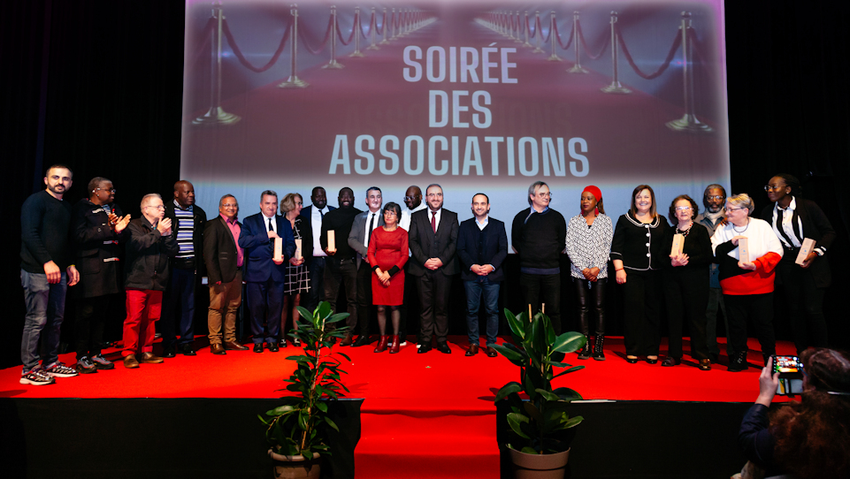 le 16 décembre 2023, l’A.C.D.P.A., représenté par Jean-Luc Salmon (3ème en partant de la gauche), est classée parmi les 10 associations les plus méritantes, et reçoit un trophée d’honneur