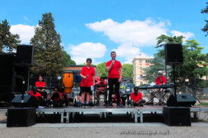 Aminata, Naomy, Saadatou, (Maeva) Damian, Angelo, Hugo (Hawa), Aminata et Jean-Luc Salmon
