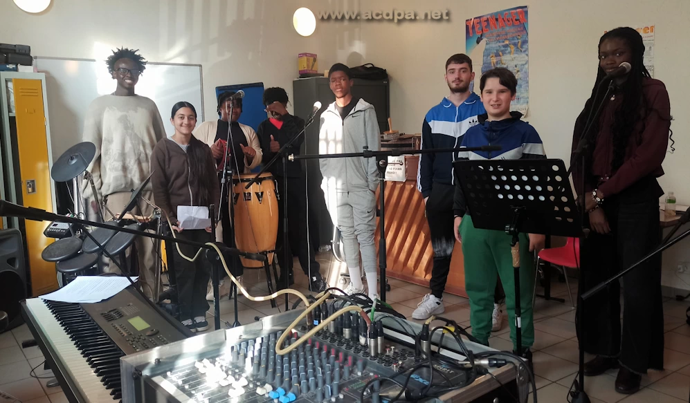 Encore des nouveaux ! Dan est à gauche et le plus grand. Vingt et un ans, il est plus que talentueux, car après trois répétition, il chante "Haiti" en s'accompagnant au piano ; il assure toutes les batteries, sans jamais bouger de tempo, et de plus il chante parfaitement juste, et en place !