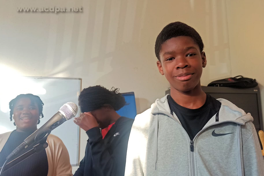 (Dilia, Validine) Dylan, 13 ans, est un super musicien, avec une voix superbe