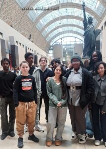 Toute la bande au début de la visite du Musée d'Orsay (celle qui se cache c'est Valydine). C'était une super journée !