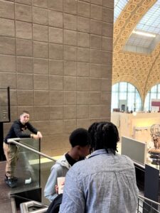 Damian, à l'entrée du Musée d'Orsay