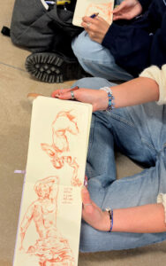 Deux étudiantes, au travail, au musée d'Orsay