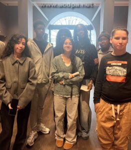 Les sarcellois, devant la grande horloge du musée