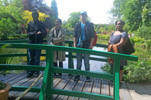 Validine, Naomy, Hugo et Dimia, sur le pont japonais au dessus du bassin aux nymphéas