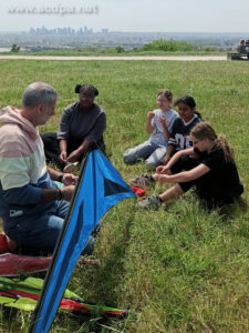 Sur la Butte d'Orgemont, Cédric Lavernhe initie au cerf-volant Dimia, Ange, Lana et Lou